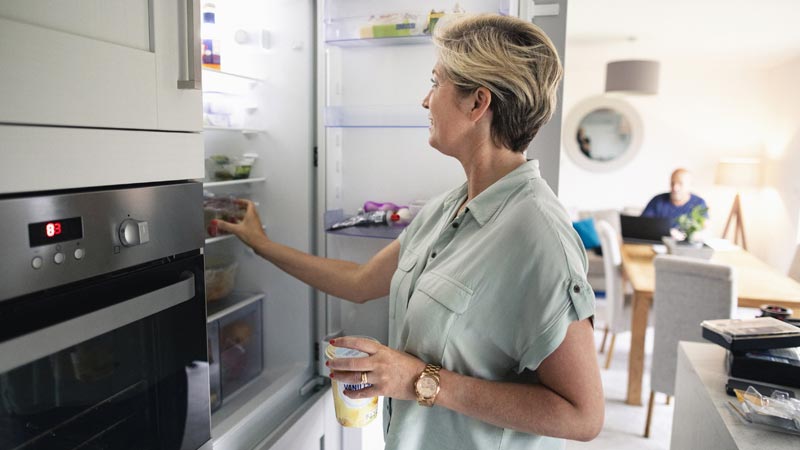 mulher a abrir o frigorífico